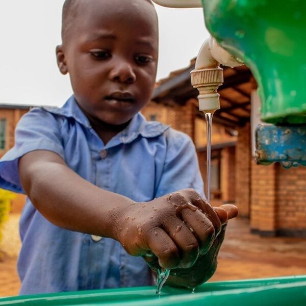Installation des puis d'eau, adduction d'eau de Mulengeza dans le territoire de Kabare, Fi